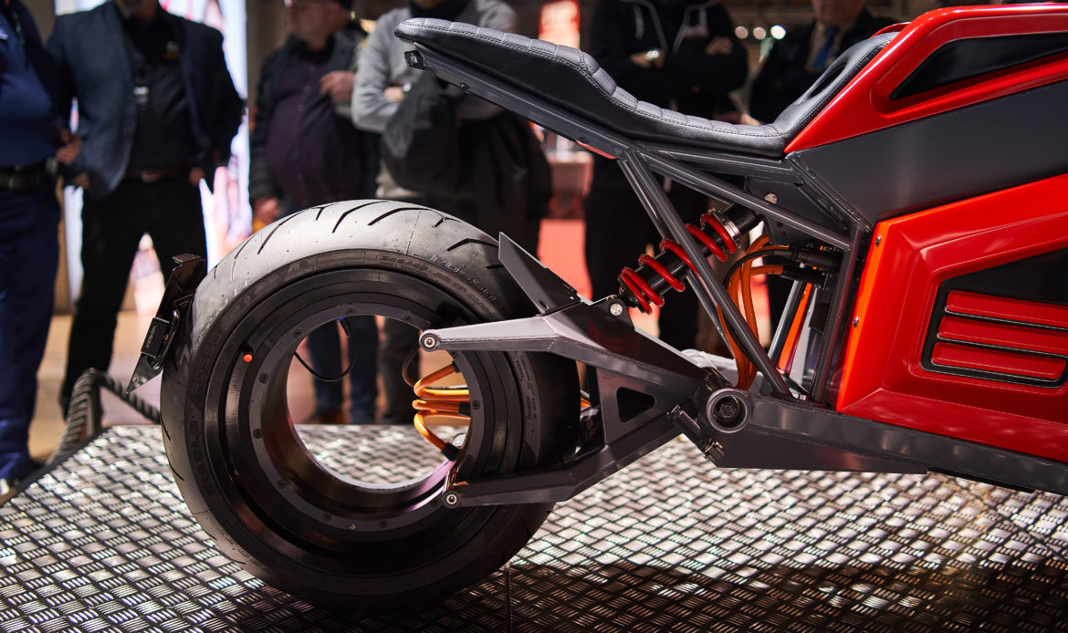 E2 della finlandese RMK è la motocicletta priva di mozzo nella ruota posteriore ma con il motore inserito nel cerchio.