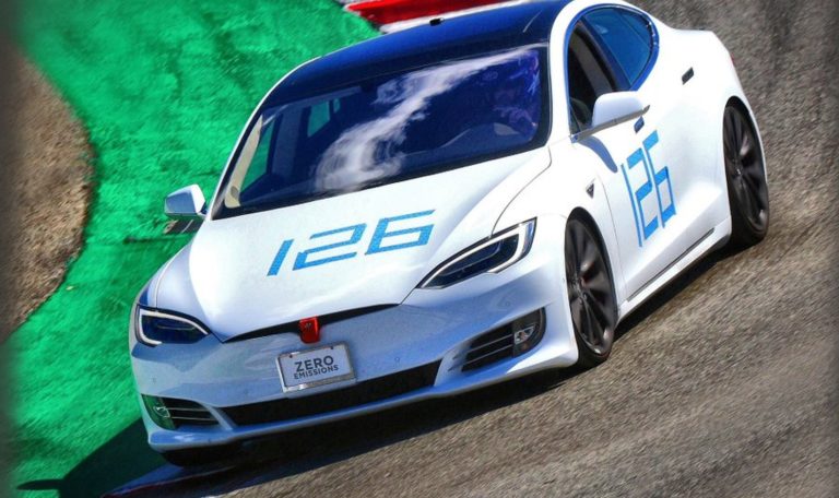 Tesla Model S si prepara alla sfida a Porsche Taycan stabilendo il record a Laguna Seca
