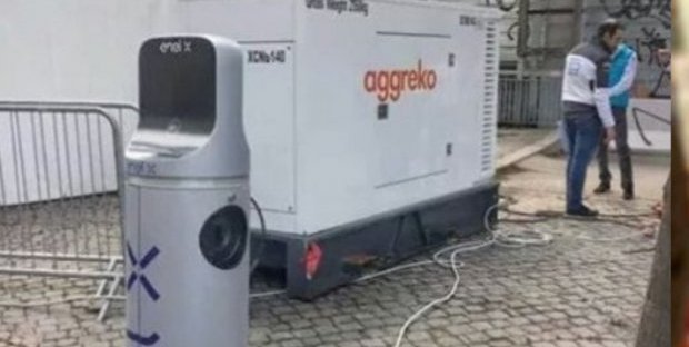 Un charger per veicoli elettrici alimentato da un generatore diesel.