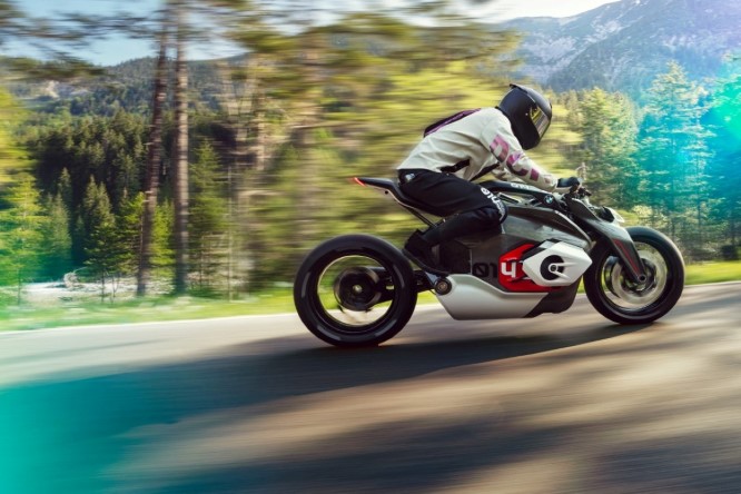 Con la naked totalmente elettrica Vision DC Roadster, BMW fornisce l'archetipo del mondo BMW Motorrad elettrico.
