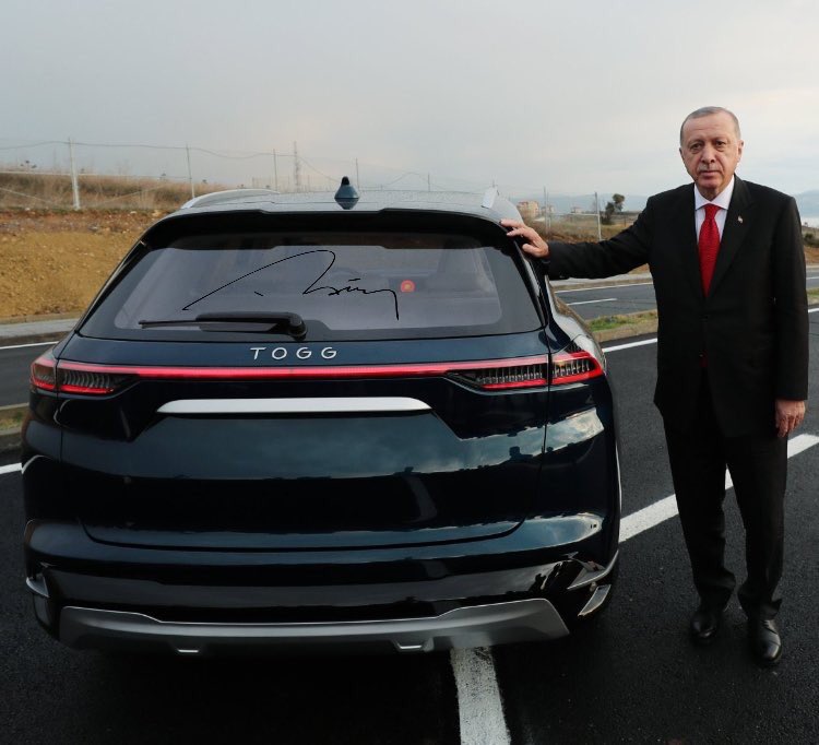 Il Presidente turco Recep Tayyip Erdogan ha presentato l'auto elettrica di produzione turca TOGG.